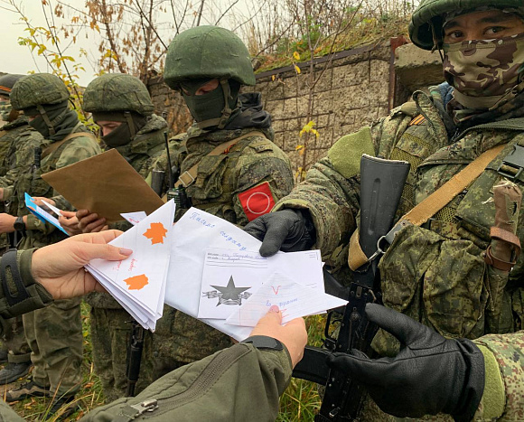 Военнослужащие получают письма поддержки от жителей Кировской области